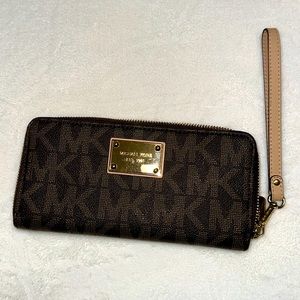 Michael Kors Original hand wallet like new